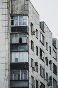 a run down apartment building